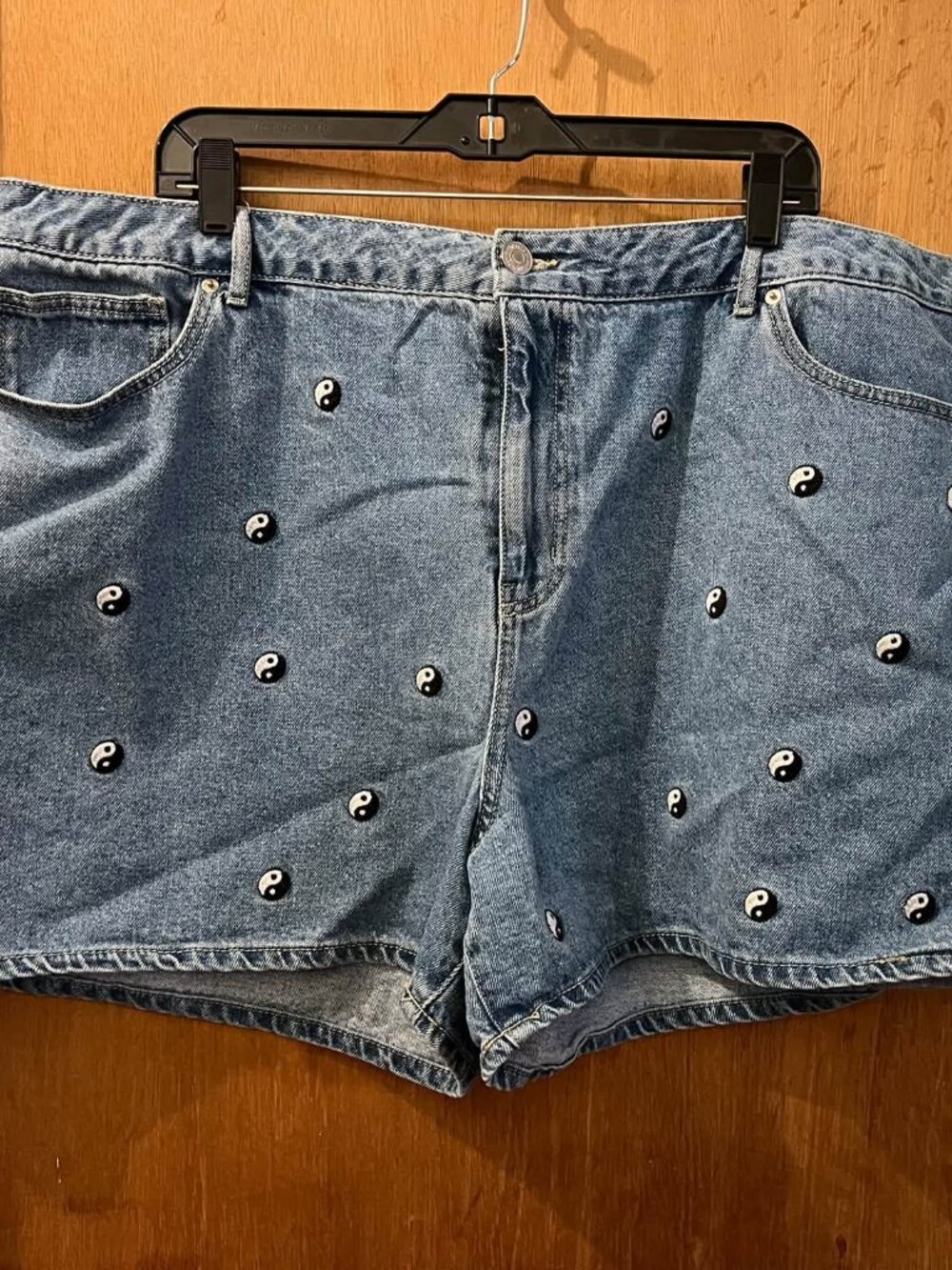 🐻Size 20 - Forever 21+ -Light Blue Denim Shorts w/Yin Yang Design